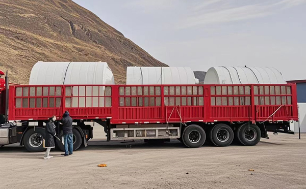 靖远塑料桶装车完毕准备运输中