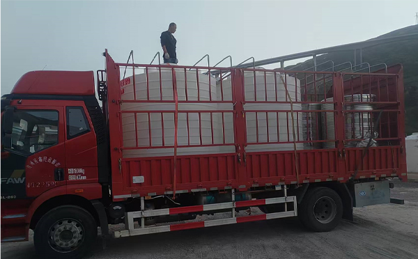 靖远立式运输桶安排发货现场